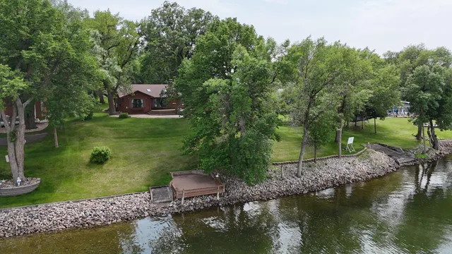 $929,900 | 1122 South Andrew Drive Northeast, New London, MN 56273