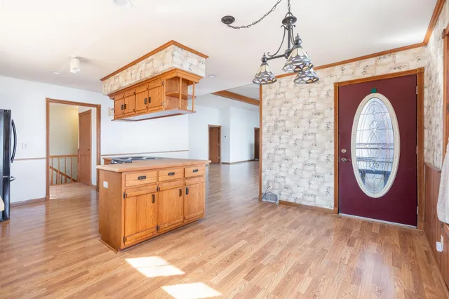 $929,900 | 1122 South Andrew Drive Northeast, New London, MN 56273