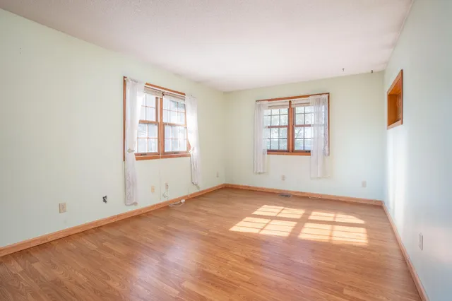 $929,900 | 1122 South Andrew Drive Northeast, New London, MN 56273