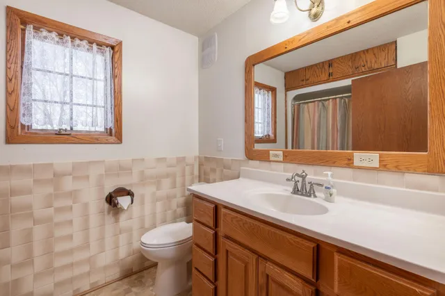 $929,900 | 1122 South Andrew Drive Northeast, New London, MN 56273