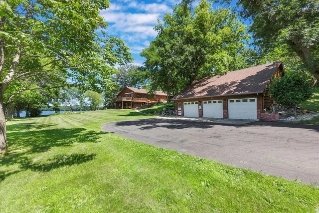 $929,900 | 1122 South Andrew Drive Northeast, New London, MN 56273