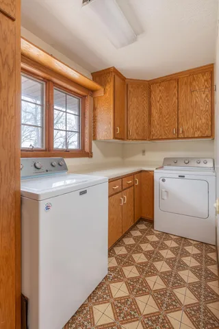 $929,900 | 1122 South Andrew Drive Northeast, New London, MN 56273