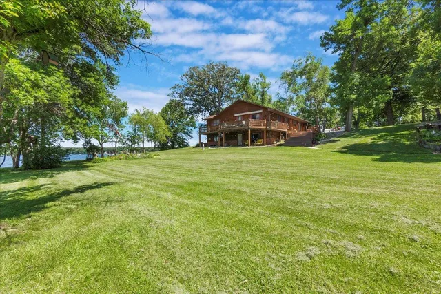 $929,900 | 1122 South Andrew Drive Northeast, New London, MN 56273