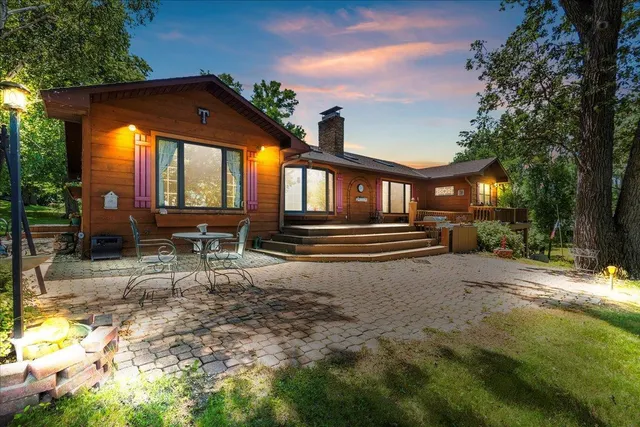 $929,900 | 1122 South Andrew Drive Northeast, New London, MN 56273