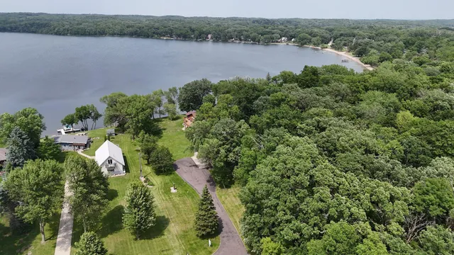 $929,900 | 1122 South Andrew Drive Northeast, New London, MN 56273