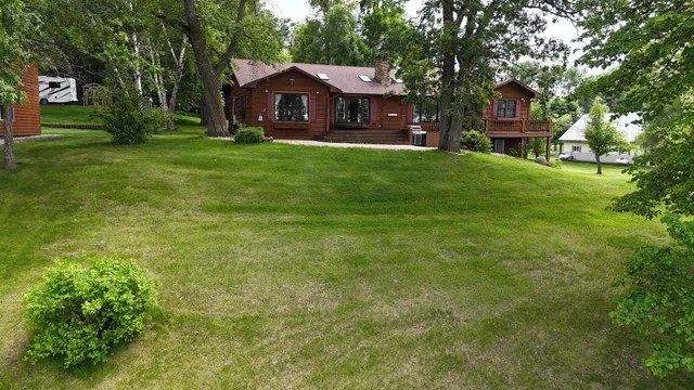 $929,900 | 1122 South Andrew Drive Northeast, New London, MN 56273