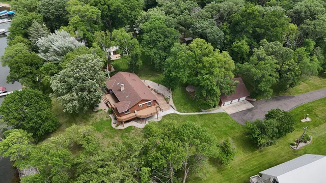 $929,900 | 1122 South Andrew Drive Northeast, New London, MN 56273