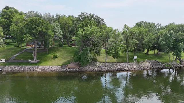 $929,900 | 1122 South Andrew Drive Northeast, New London, MN 56273