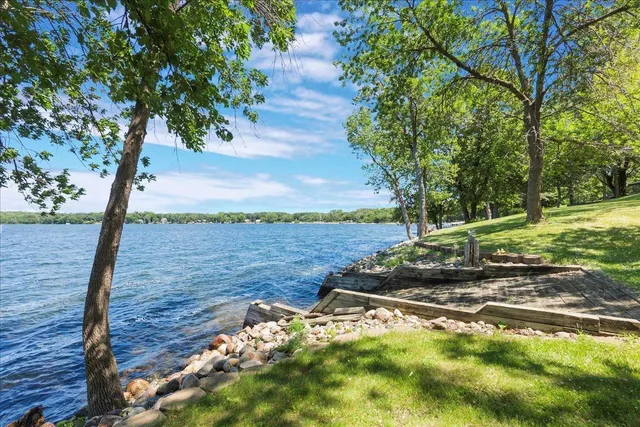 $929,900 | 1122 South Andrew Drive Northeast, New London, MN 56273