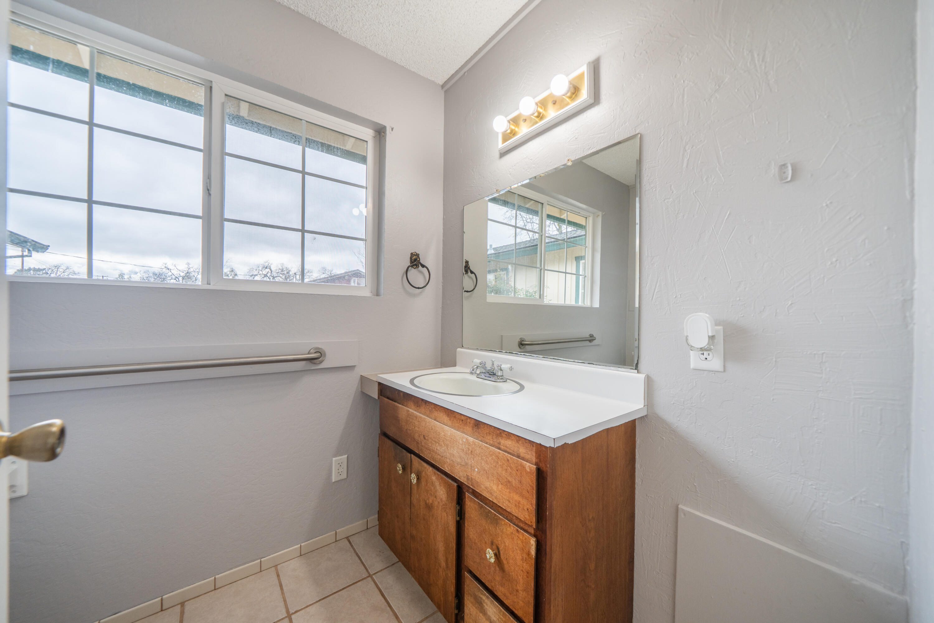 3586 East Keswick Dam Road Redding, CA 96003 - Photo 19 of 29 Guest Bath with Shower