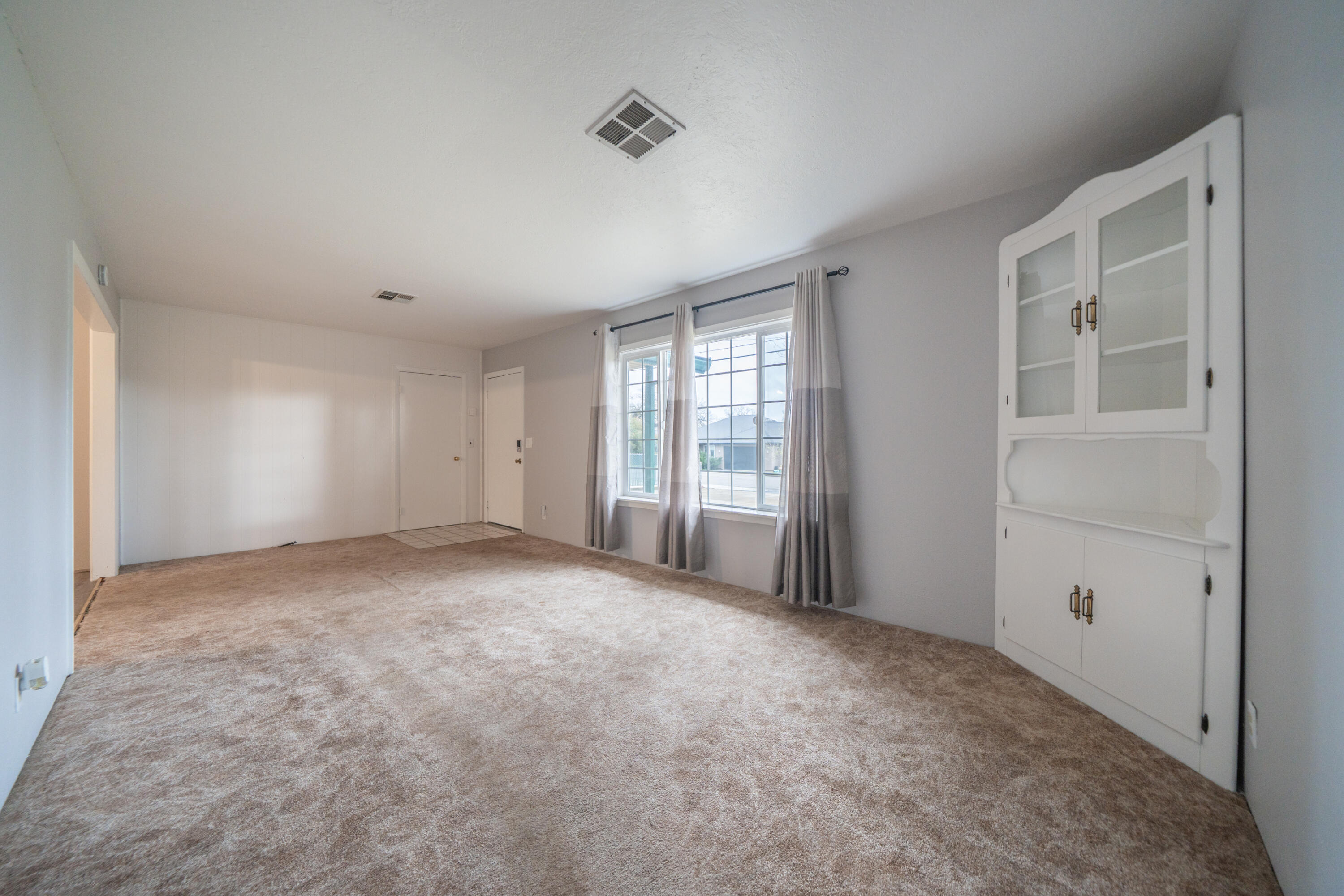 3586 East Keswick Dam Road Redding, CA 96003 - Photo 5 of 29 Living Room