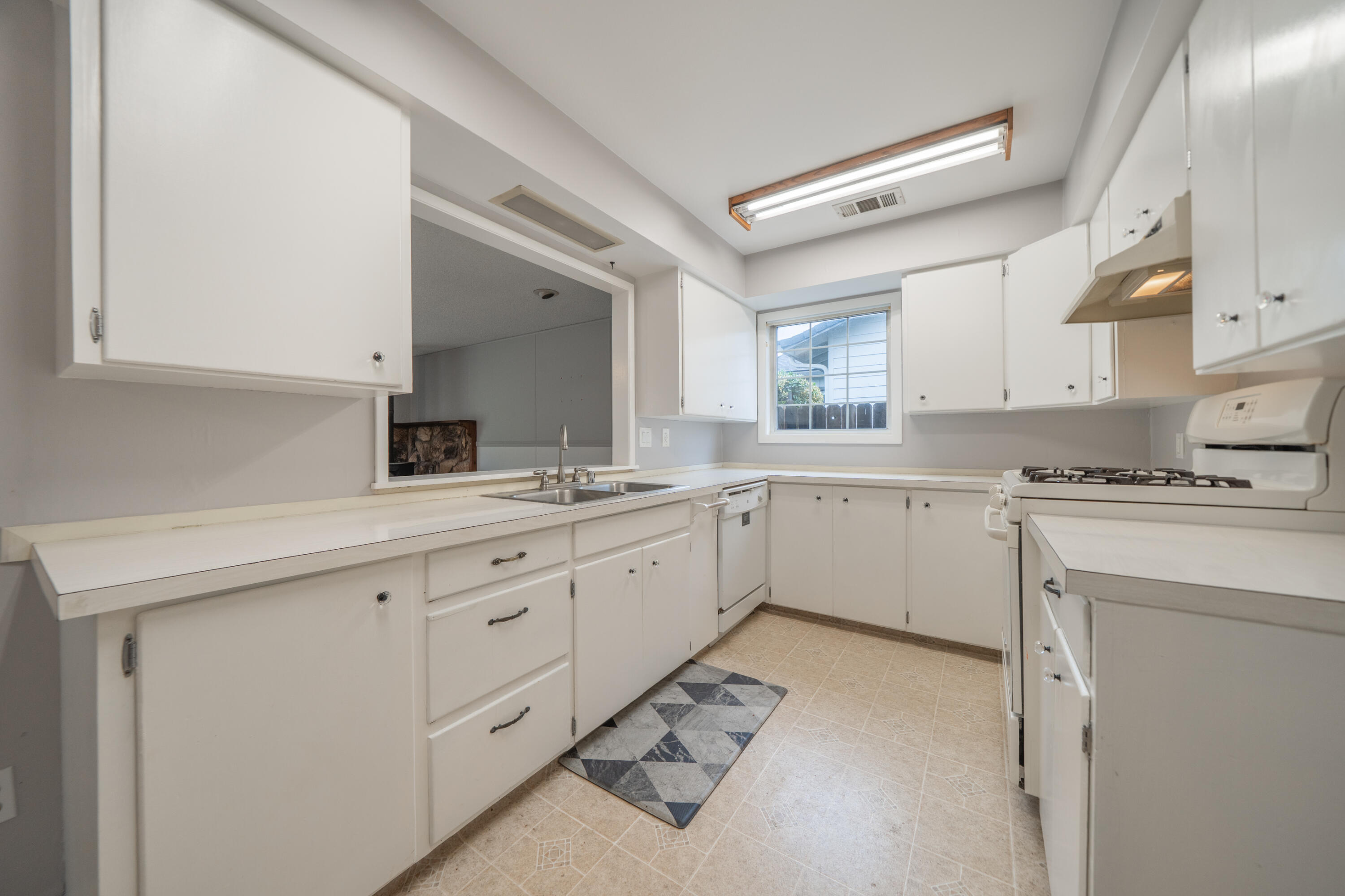 3586 East Keswick Dam Road Redding, CA 96003 - Photo 8 of 29 Kitchen