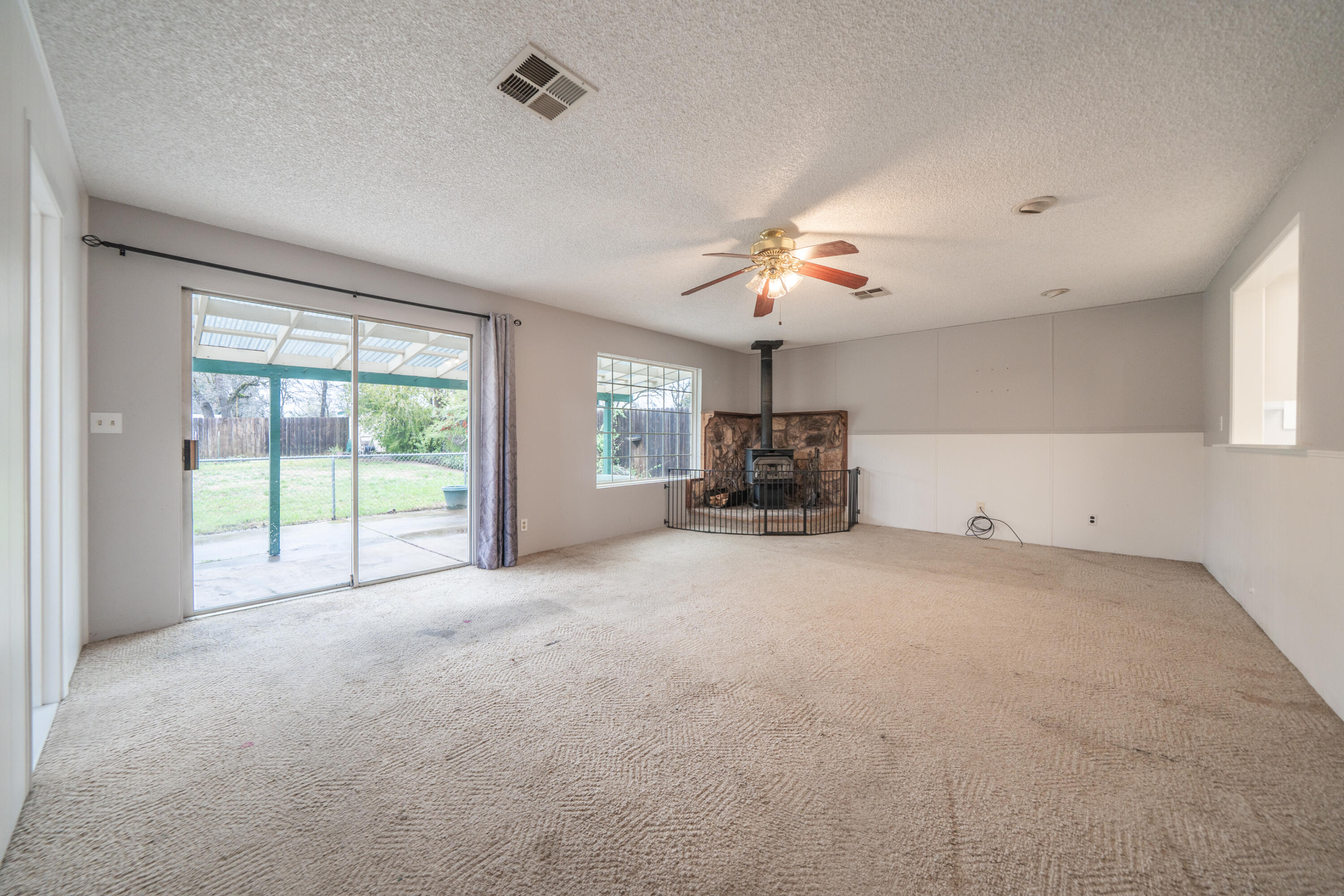 3586 East Keswick Dam Road Redding, CA 96003 - Photo 10 of 29 Spacious Family Room