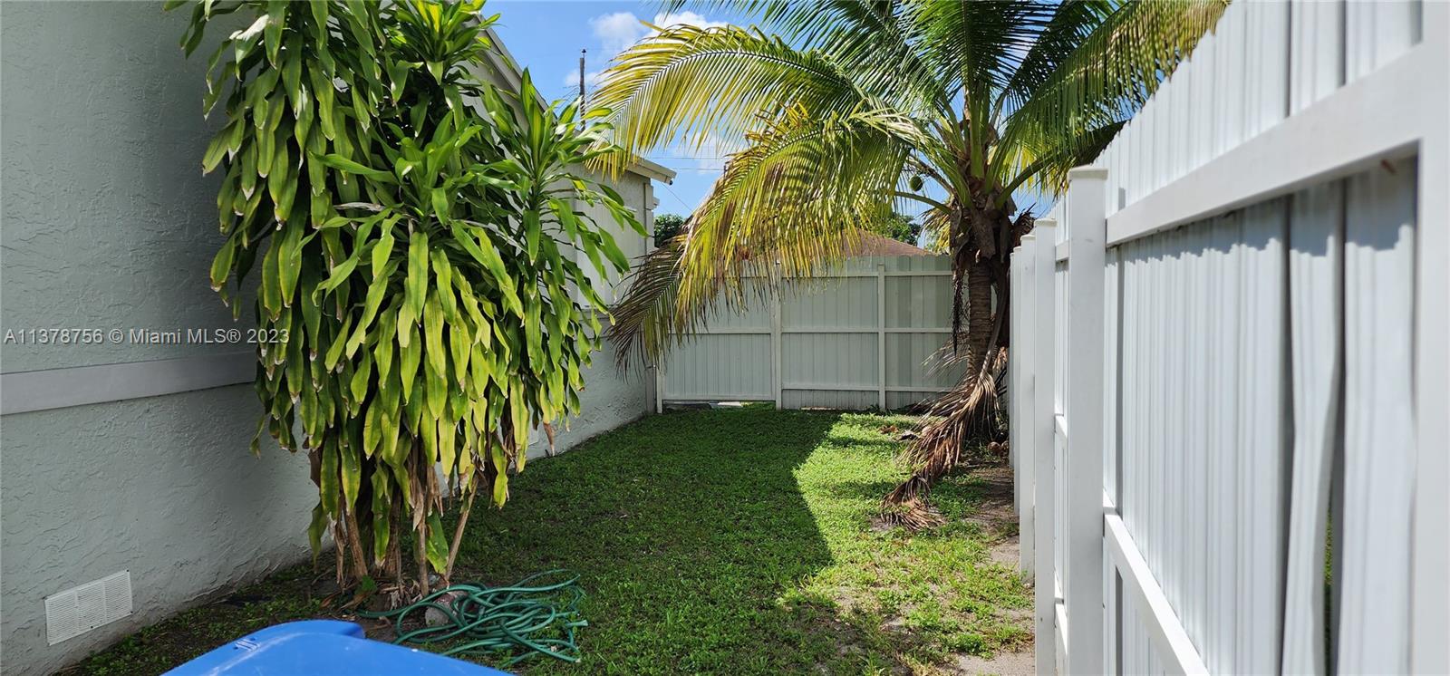 Gladeview Miami, FL 33147 - Photo 5 of 7 a backyard of a house with lots of green space