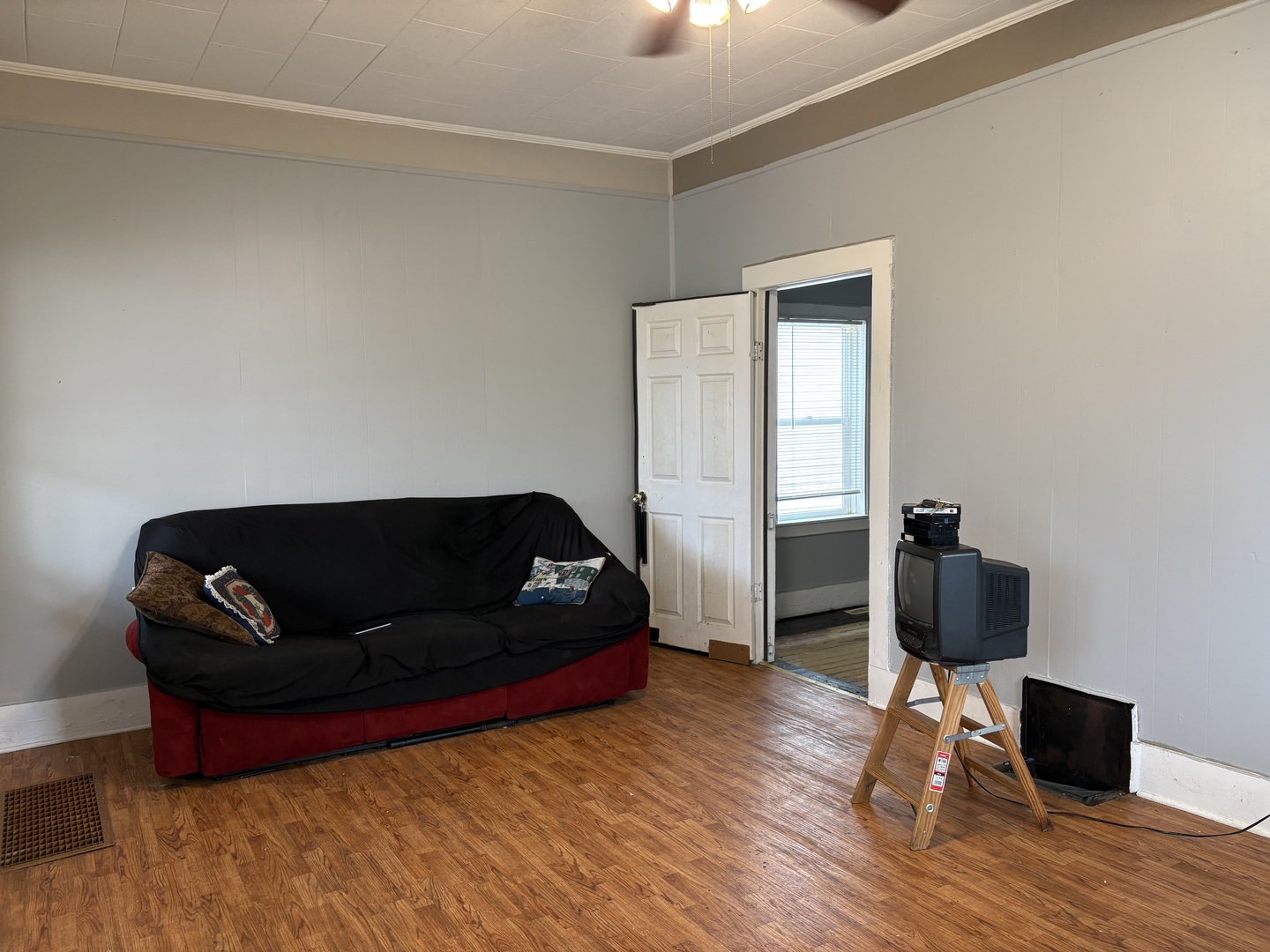 710 Mulberry Street Ottawa, IL 61350 - Photo 3 of 15 a living room with furniture