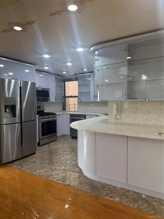 $2,850 | 61-20 Grand Central Parkway, Unit BB706 | Forest Hills