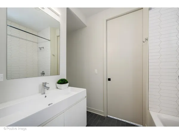 $2,450,000 | 530 West Dickens Avenue, Unit 401, Chicago, IL 60614