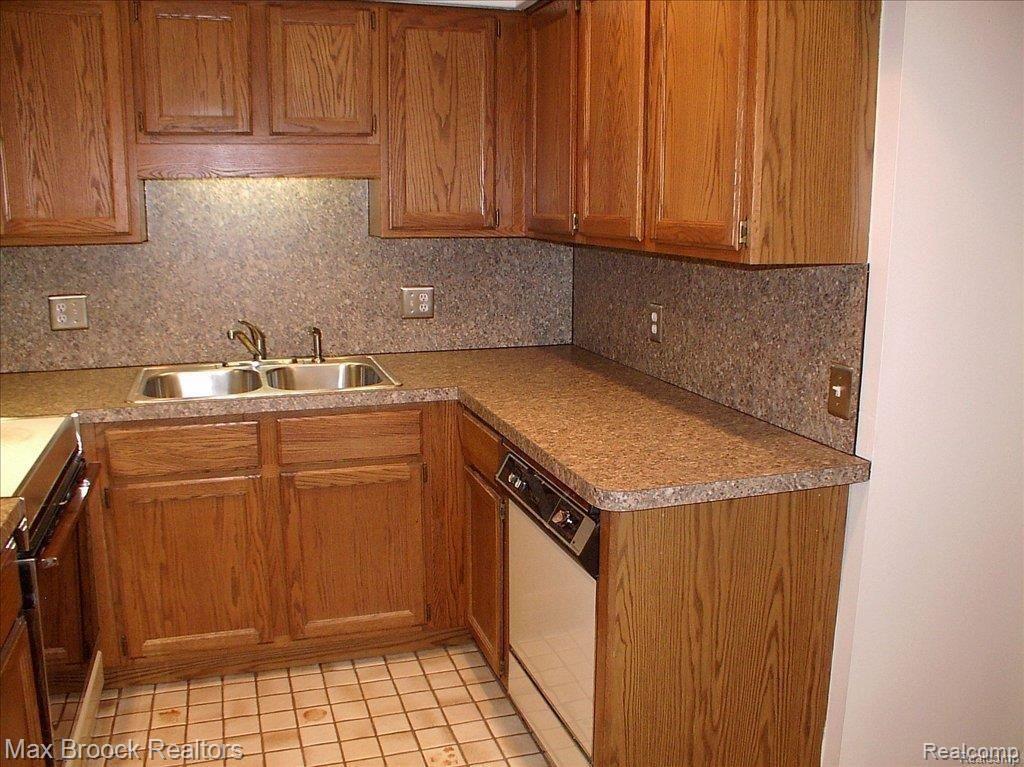 637 South Crooks Road, Unit 7 Clawson, MI 48017 - Photo 12 of 17