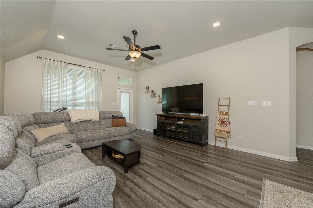 2078 Viva Road Bryan, TX 77807 - Photo 6 of 32