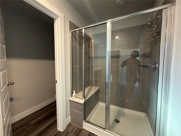 a view of empty room with closet and ceiling fan