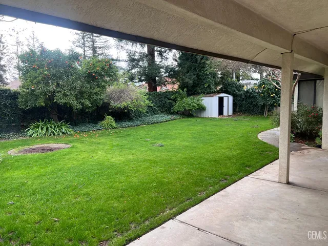 a view of a house with backyard and sitting area