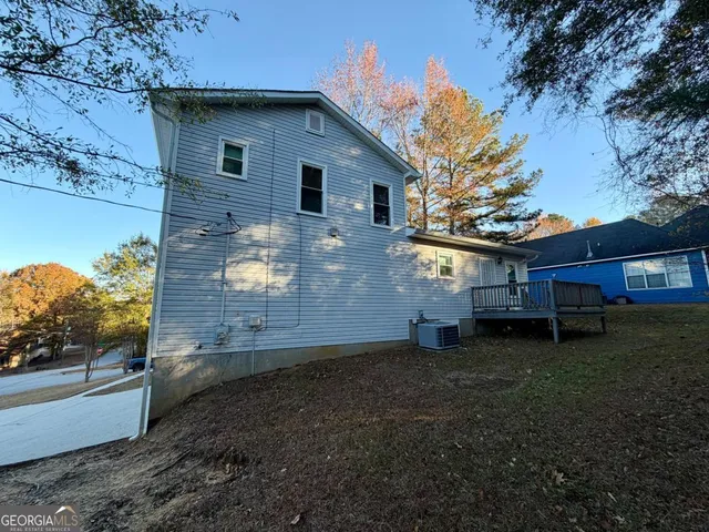 a view of a house with a backyard