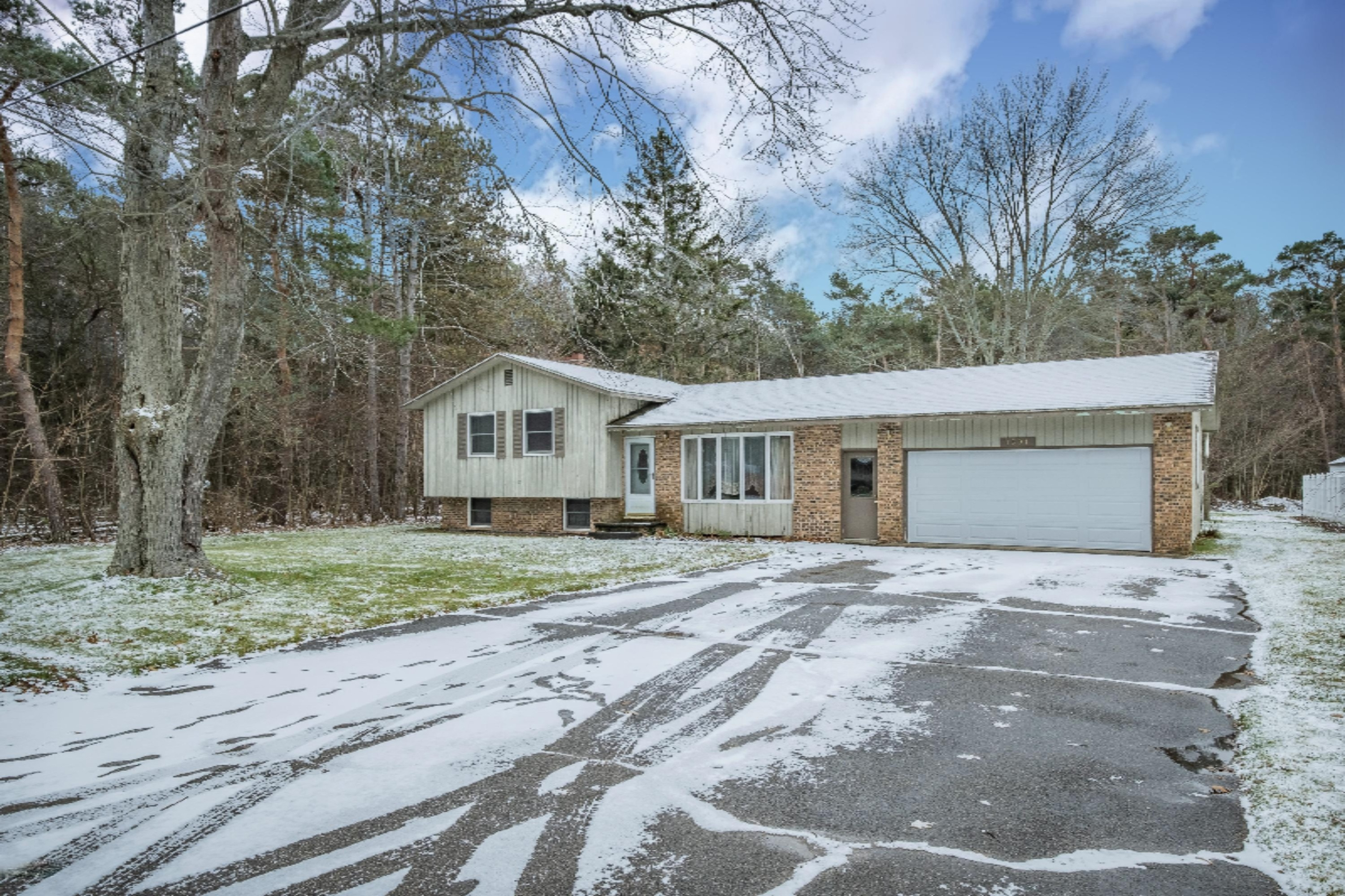 1391 Robin Road Muskegon, MI 49445 - Photo 2 of 27 Photo-1