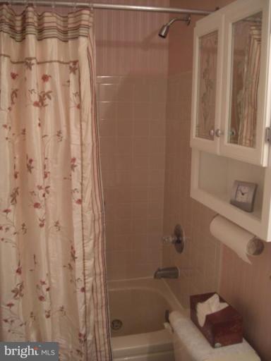 2600 Rigging Drive Annapolis, MD 21401 - Photo 12 of 23 Second full bath with Jacuzzi tub.