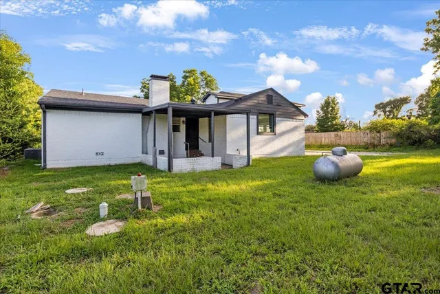 a view of a house with backyard and porch