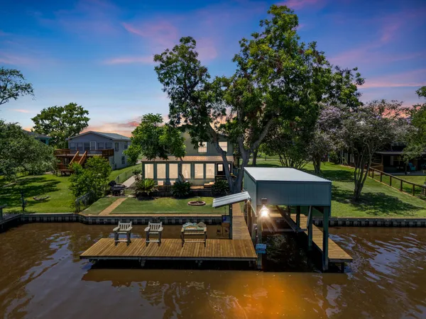 $725,000 | 2007 Private Road 652, Sargent, TX 77414