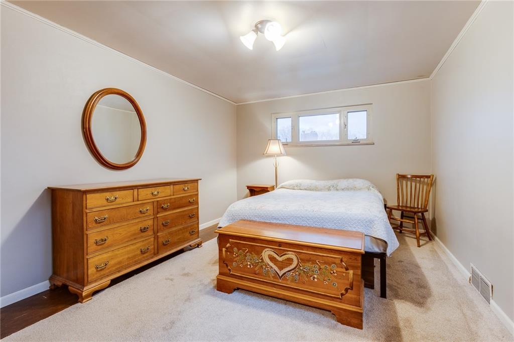 193 Goldsmith Road Pittsburgh, PA 15237 - Photo 24 of 42 Main floor bedroon with walk-in closet.