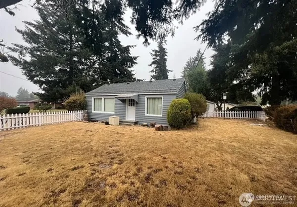 a view of a house with backyard and a tree