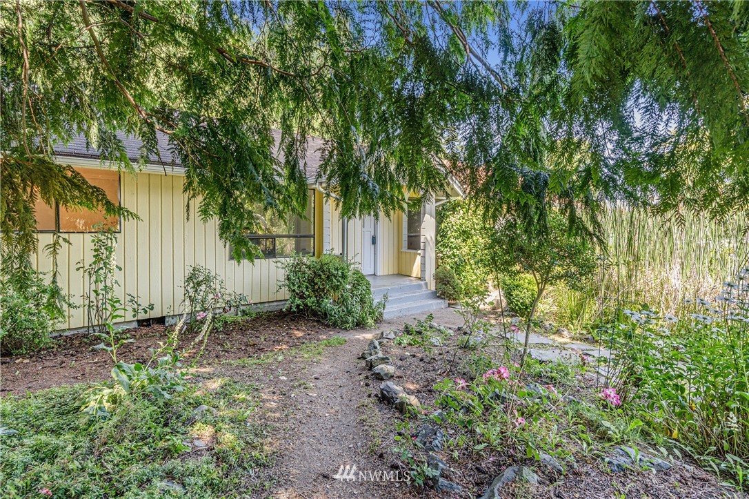 929 Blackburn Road Camano Island, WA 98282 - Photo 5 of 39 a backyard of a house with lots of green space