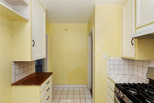 a view of livingroom with furniture and windows