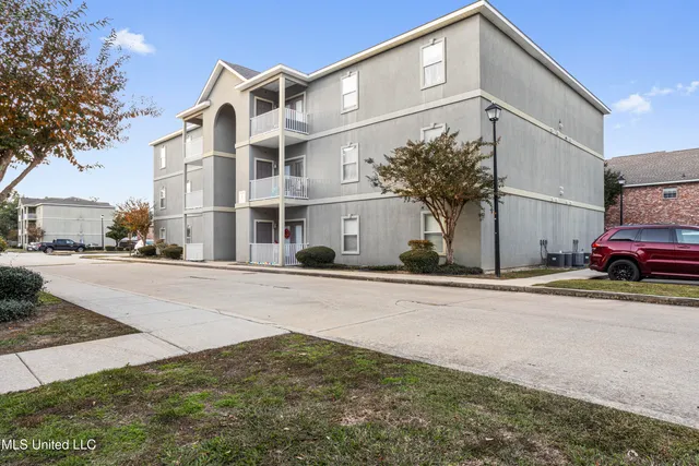 $230,000 | 310 Holcomb Boulevard, Unit 318, Ocean Springs, MS 39564
