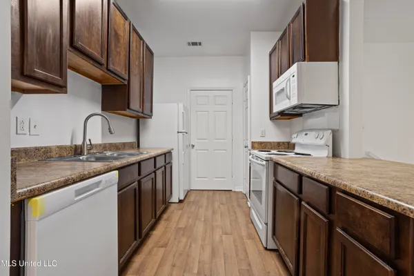 $230,000 | 310 Holcomb Boulevard, Unit 318, Ocean Springs, MS 39564