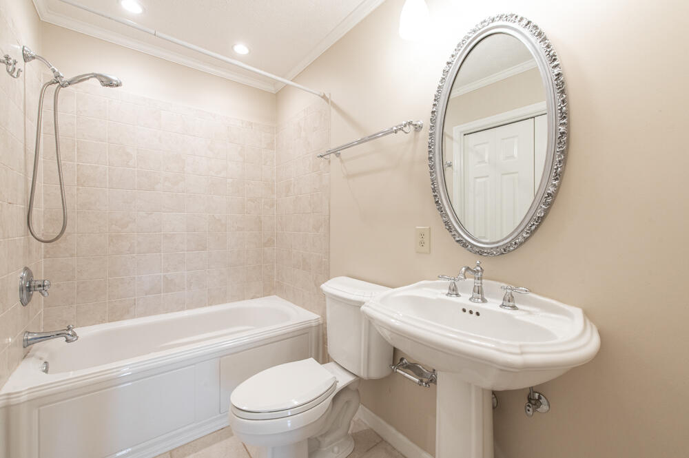 5 Prestwick Court Aiken, SC 29803 - Photo 21 of 31 Full Guest Bath!