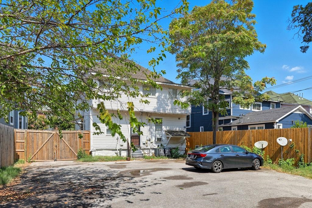 1515 Madison Avenue Memphis, TN 38104 - Photo 6 of 19 a car parked in front of a building