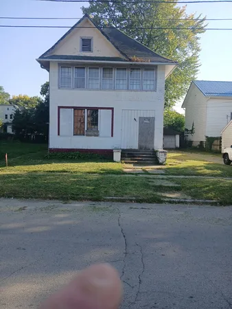 $32,500 | 105 West Pleasant Street, Freeport, IL 61032