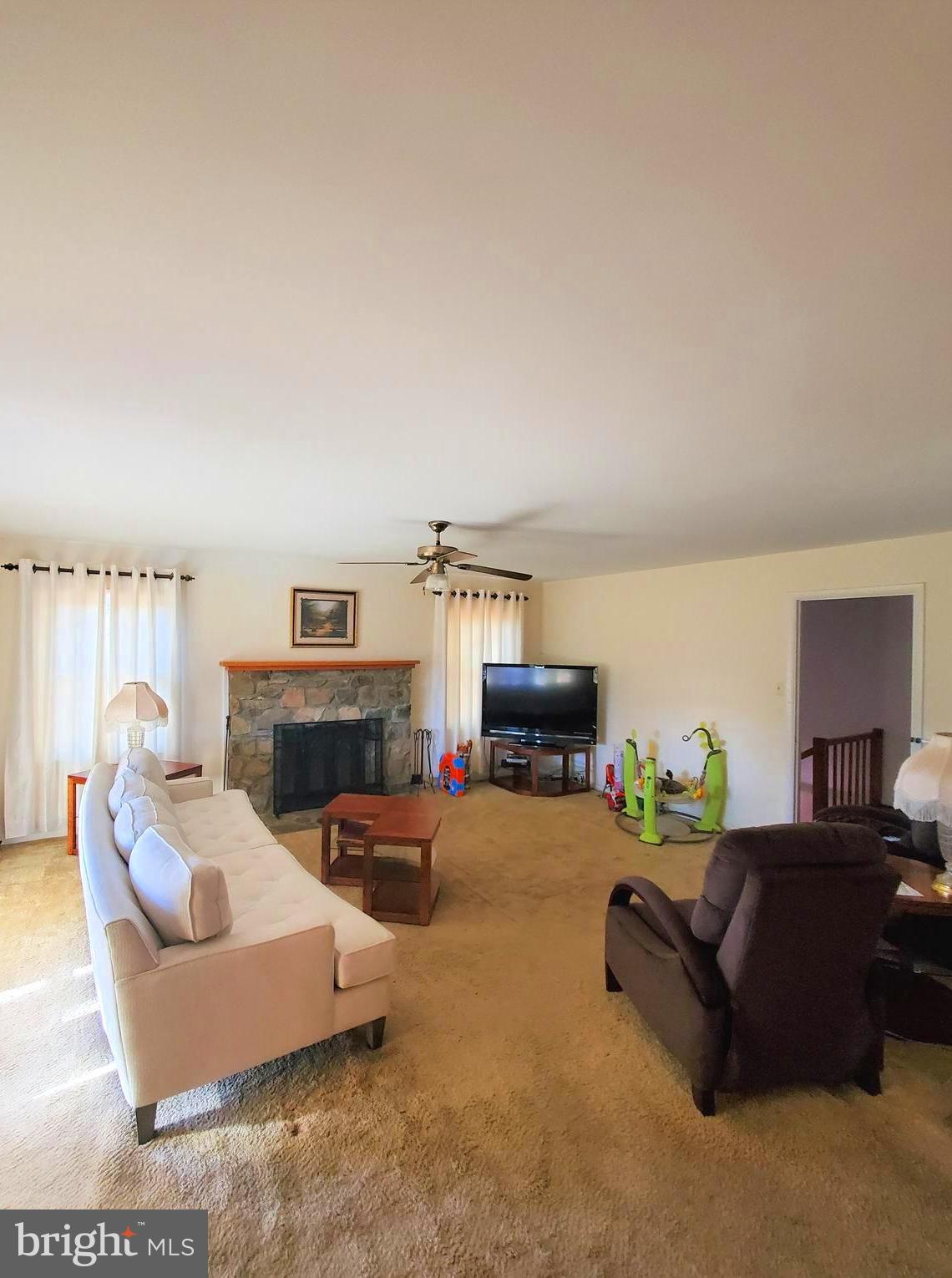 11457 Farm House Road Markham, VA 22643 - Photo 5 of 19 Main Living Room