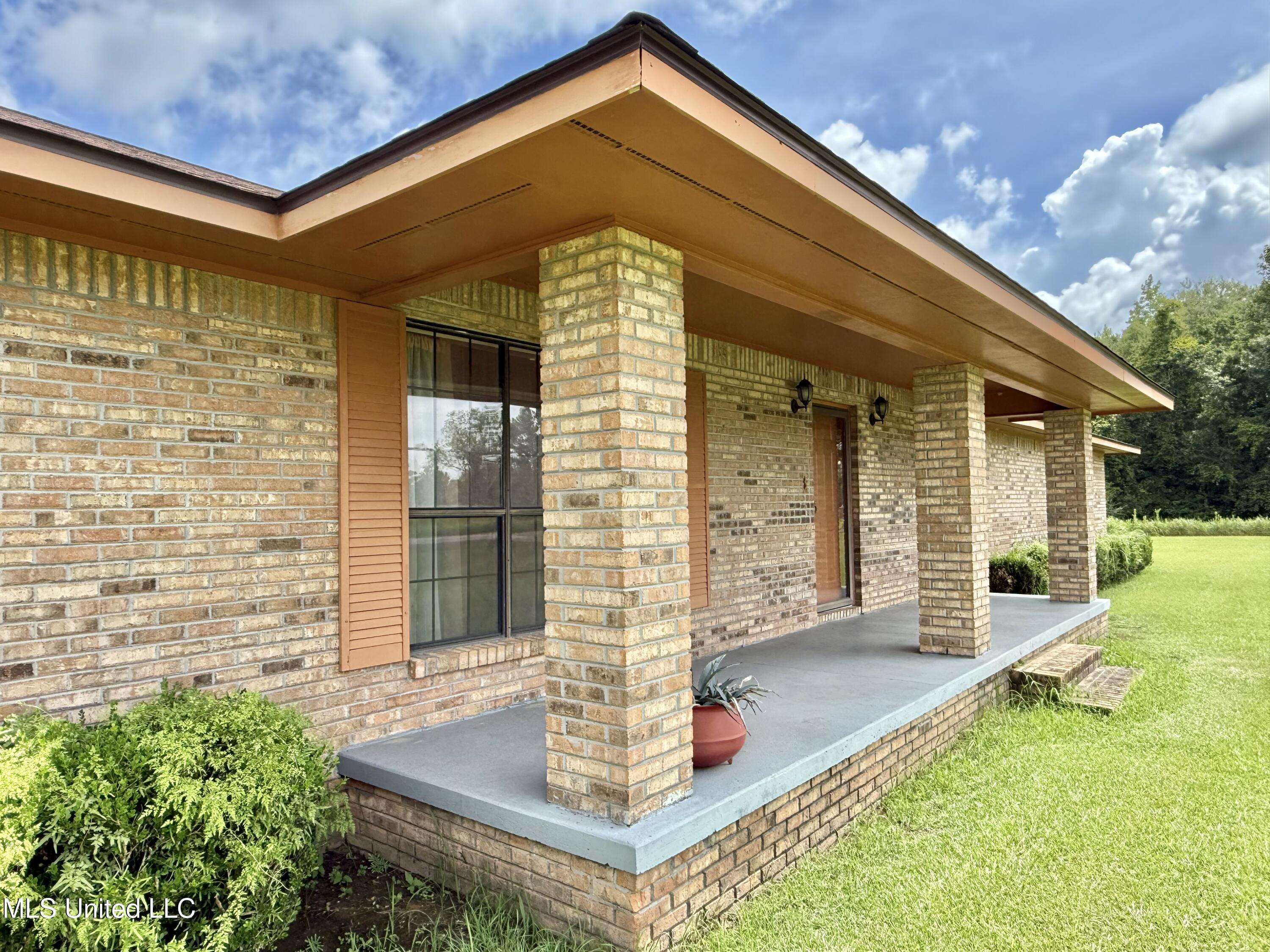 138 Clinton Lawrence Road Lucedale, MS 39452 - Photo 3 of 18 IMG_2631 2