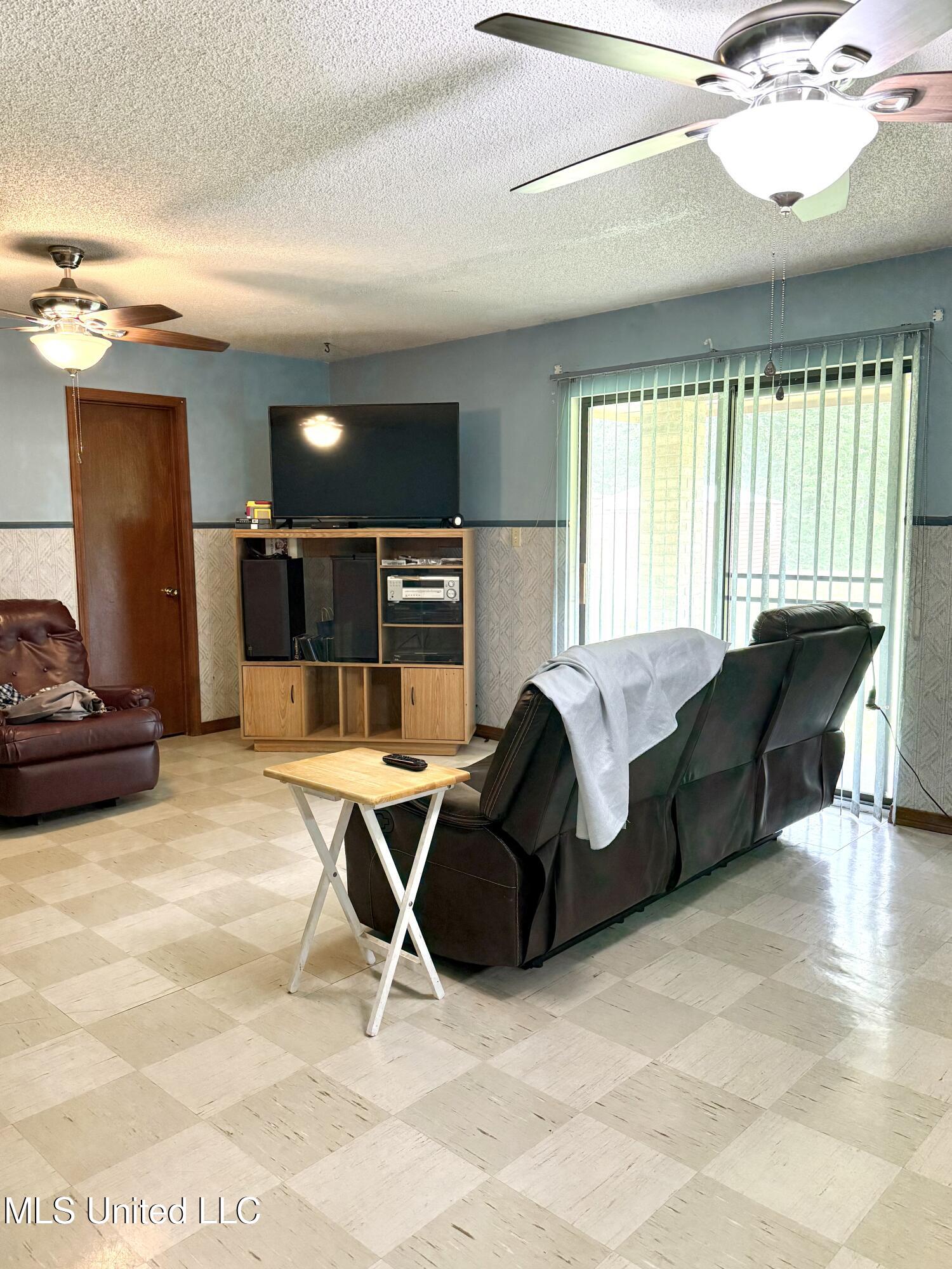 138 Clinton Lawrence Road Lucedale, MS 39452 - Photo 8 of 18 IMG_2642