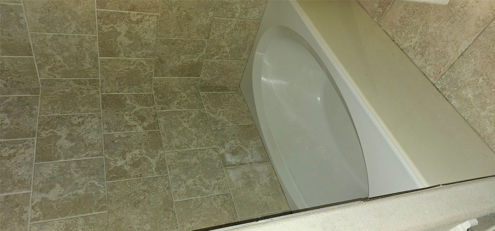 7213 Outfitter Drive Austin, TX 78744 - Photo 15 of 16 a bathroom with a bathtub