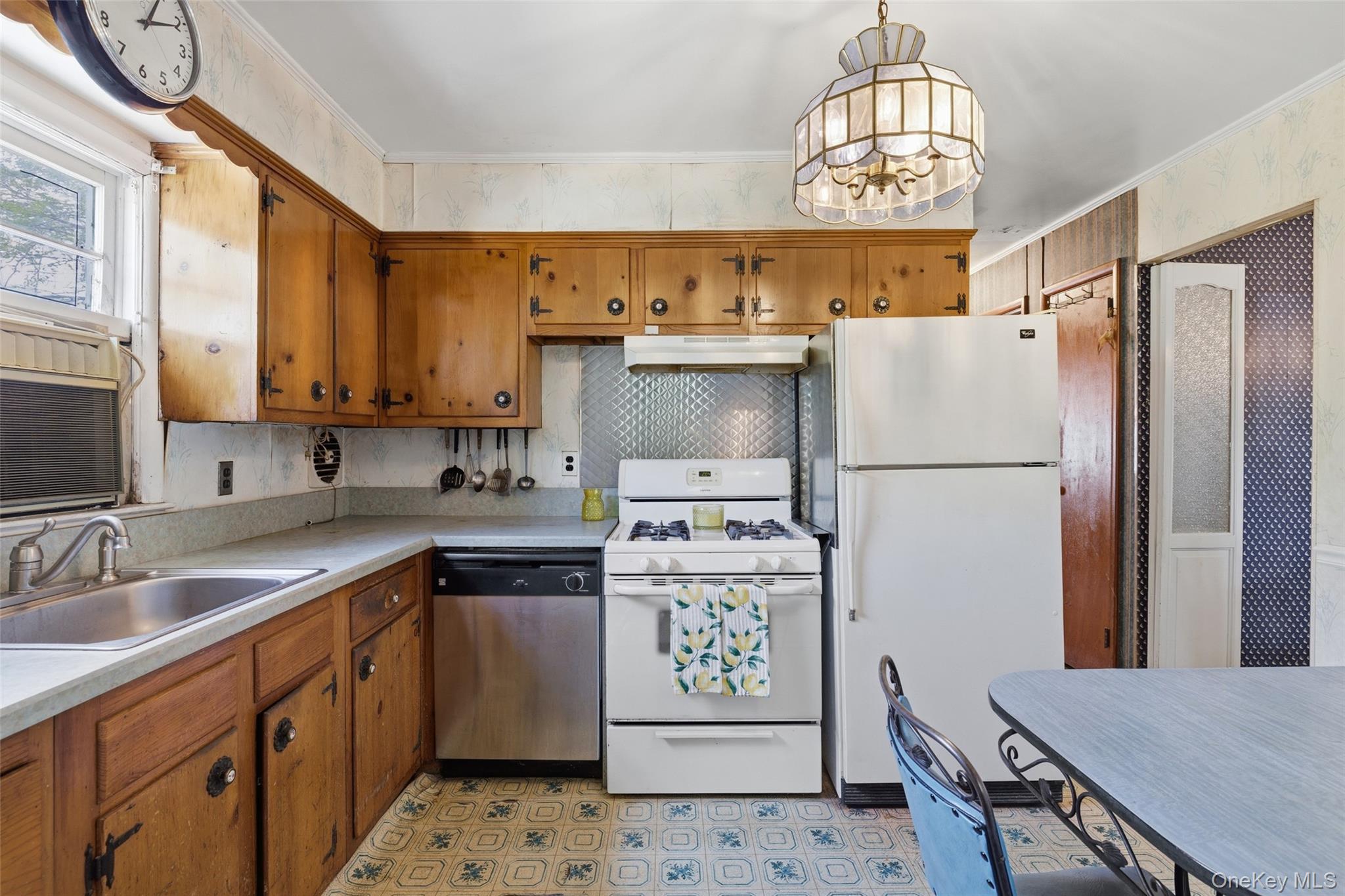 24 Spring Garden Street Valley Stream, NY 11580 - Photo 8 of 25