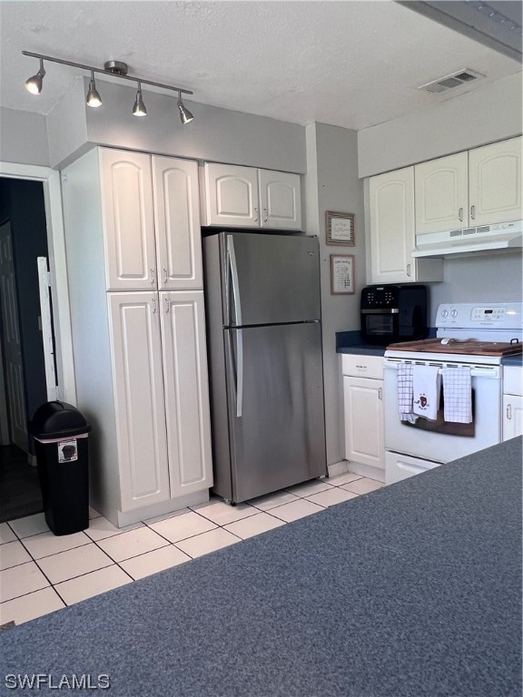 4020 Rainbow Circle LaBelle, FL 33935 - Photo 20 of 30 a kitchen with stainless steel appliances a refrigerator and a stove
