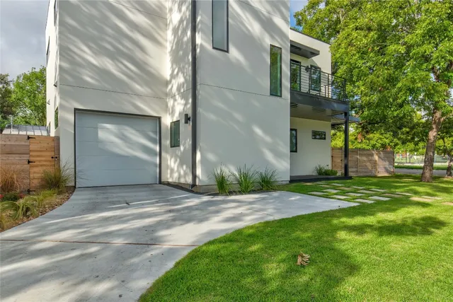 a view of a back yard of the house