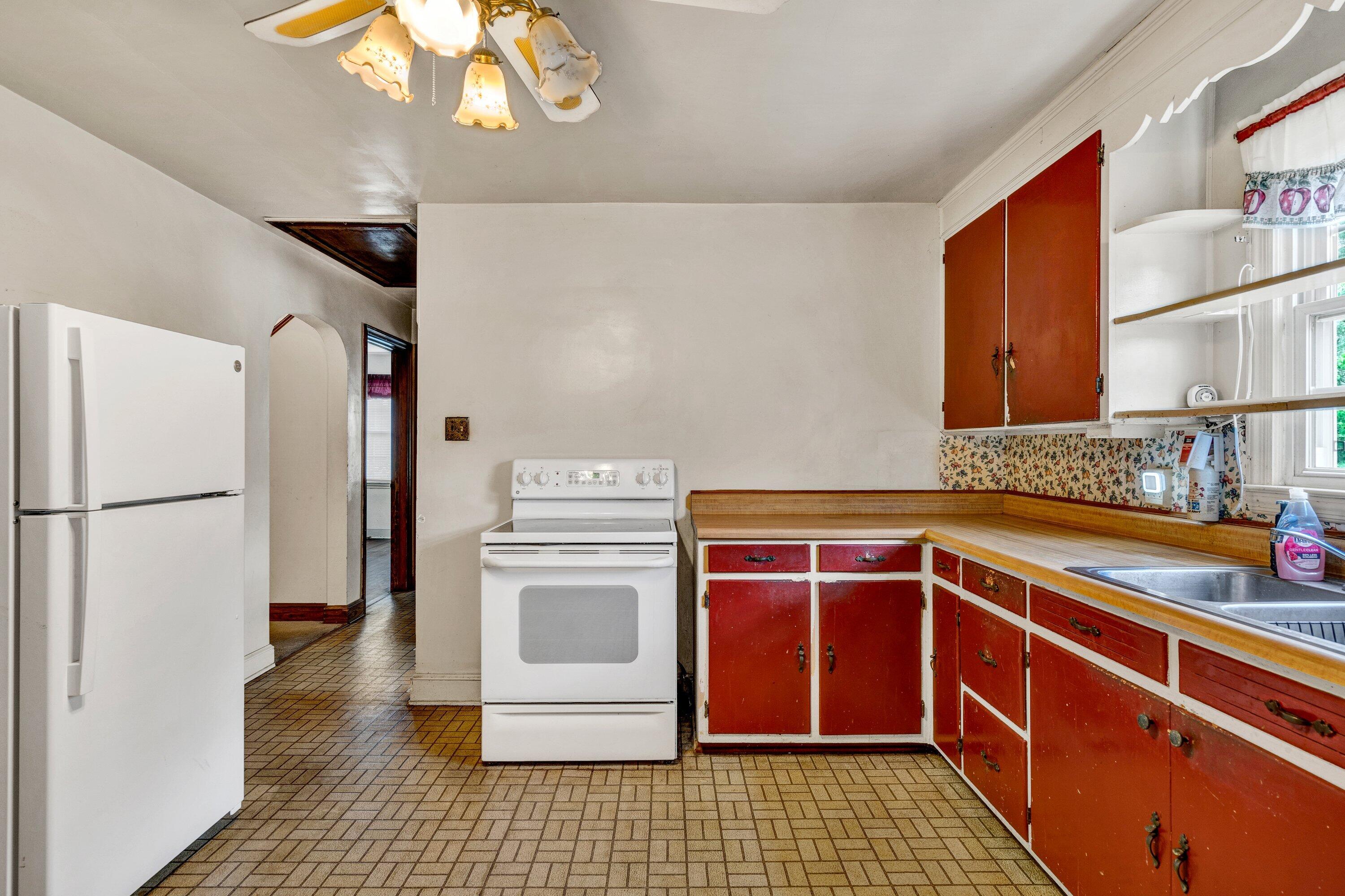 3734 Bear Road Southeast Roanoke, VA 24014 - Photo 4 of 19 Kitchen