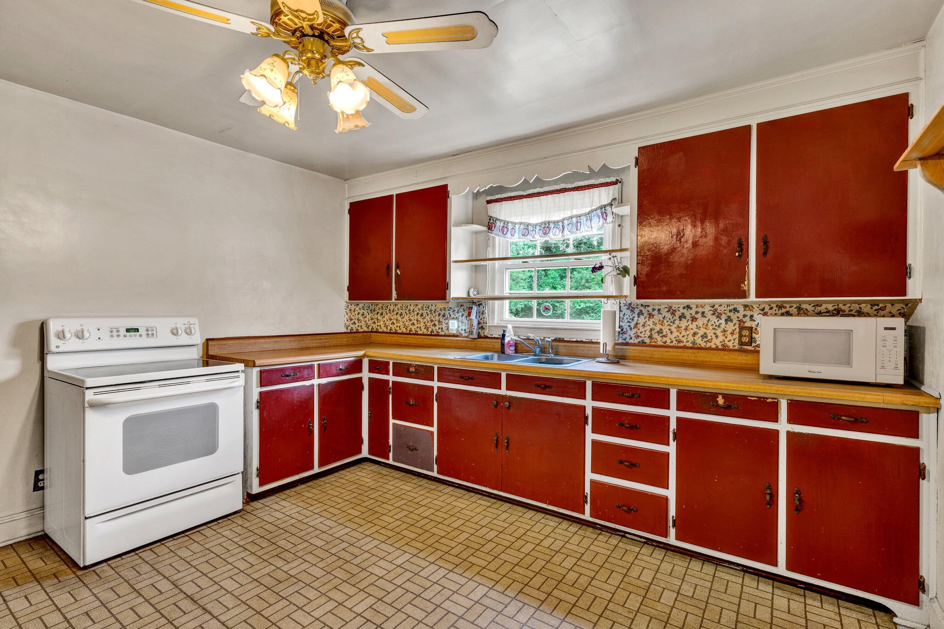 3734 Bear Road Southeast Roanoke, VA 24014 - Photo 5 of 19 Kitchen