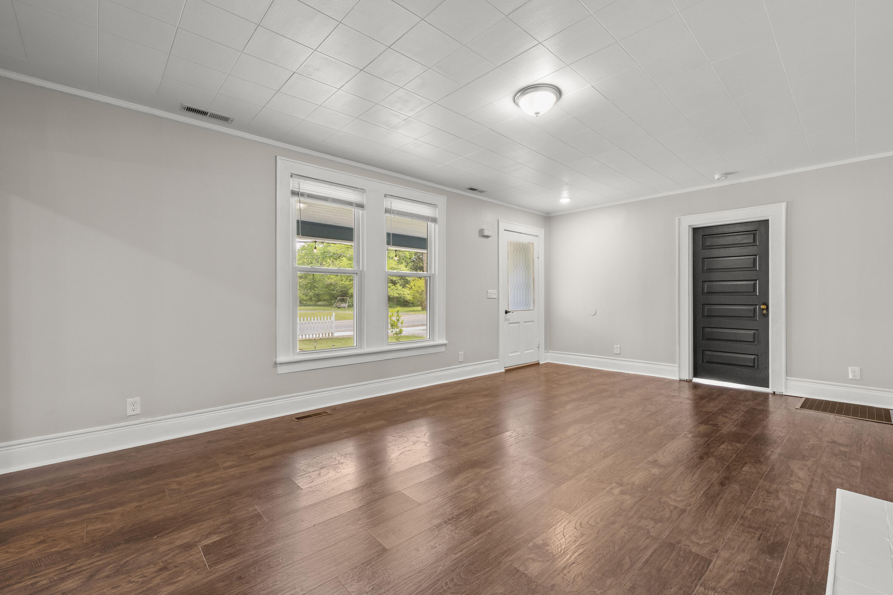 803 Cove Road Chickamauga, GA 30707 - Photo 8 of 34 Living Room