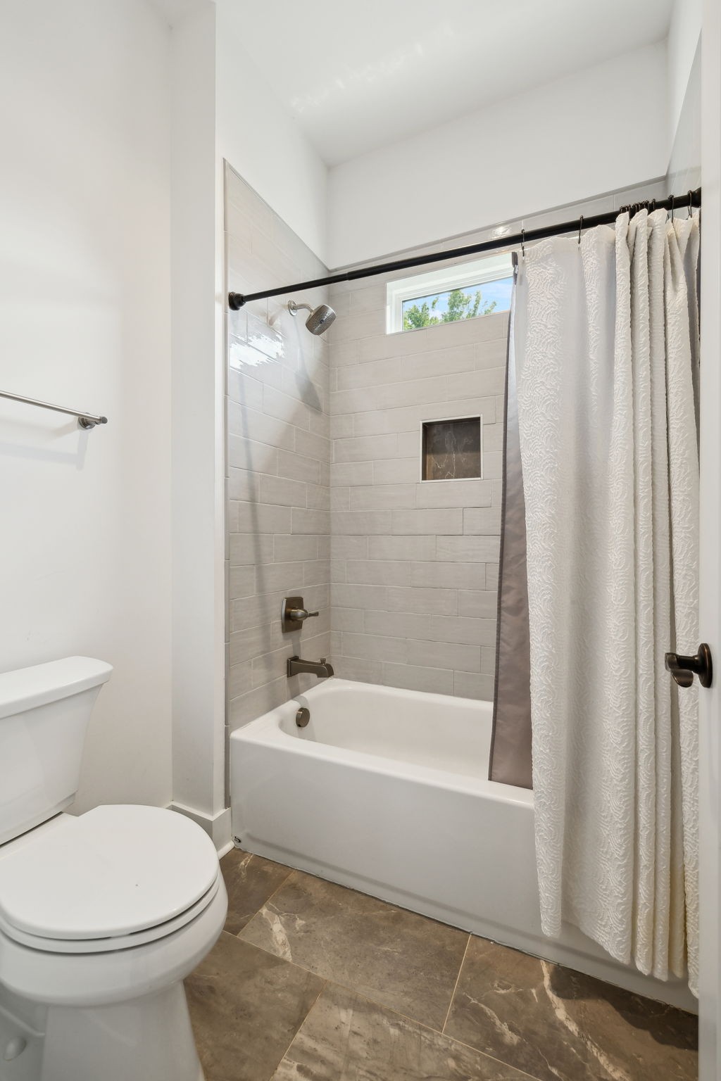 273 Halltown Road Cottontown, TN 37048 - Photo 25 of 65 a bathroom with a toilet and a bathtub